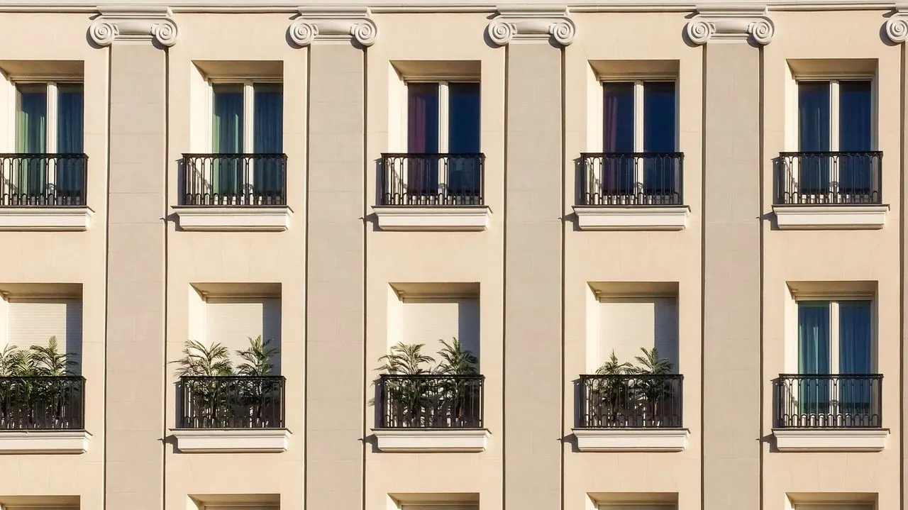 Renk denenen apartman cephesi (gerçek fotoğraf)