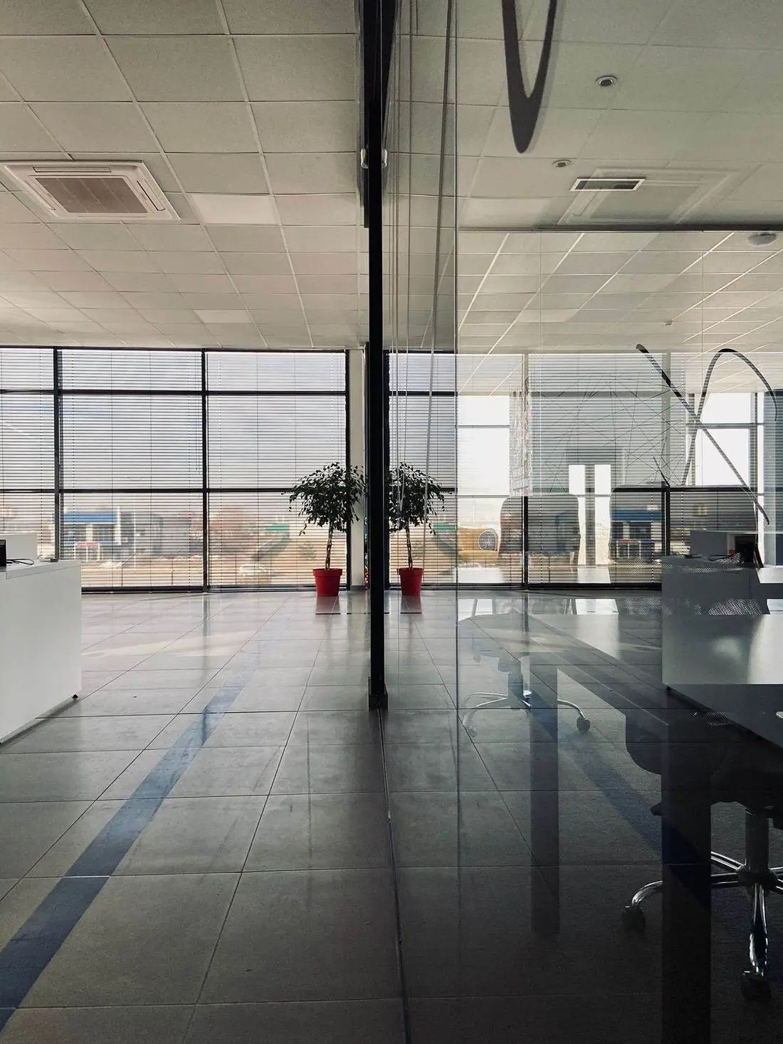 Cam bölmeli ofis