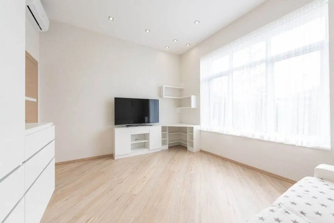 Açık renk laminat salon