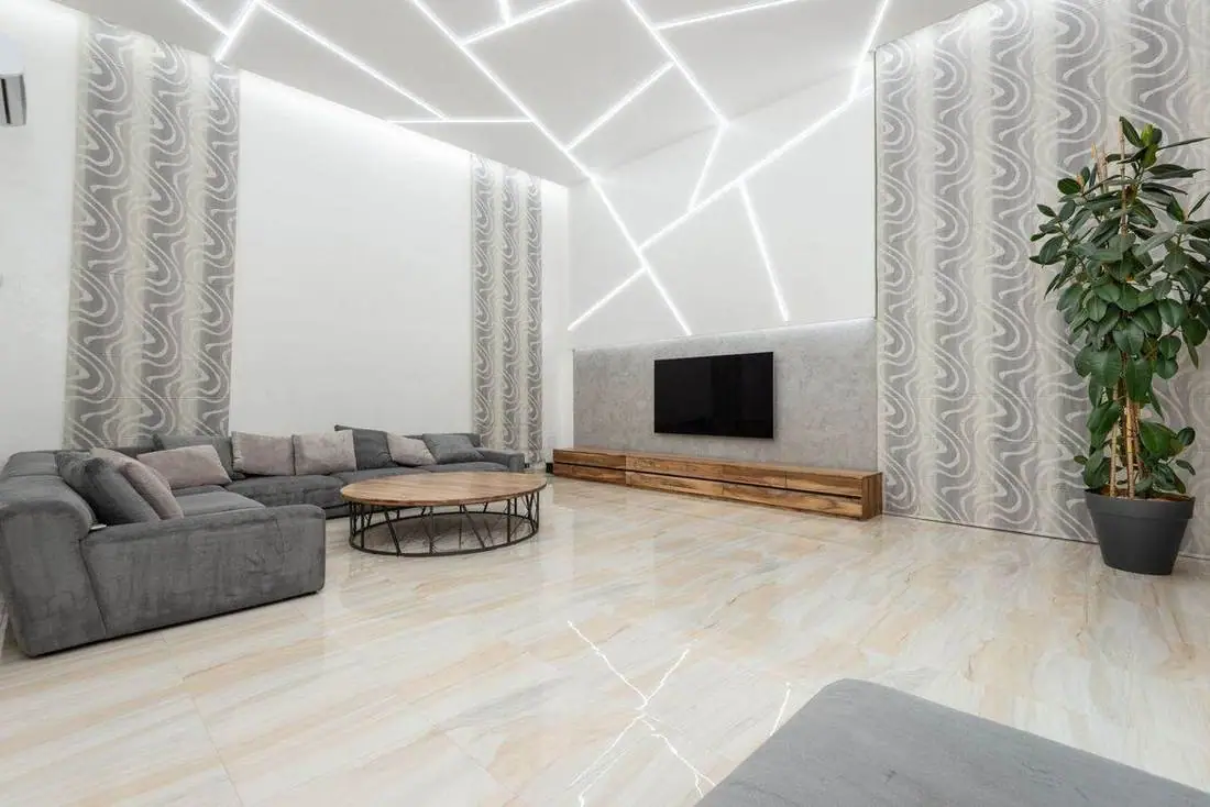 Gizli aydınlatmalı geniş salon