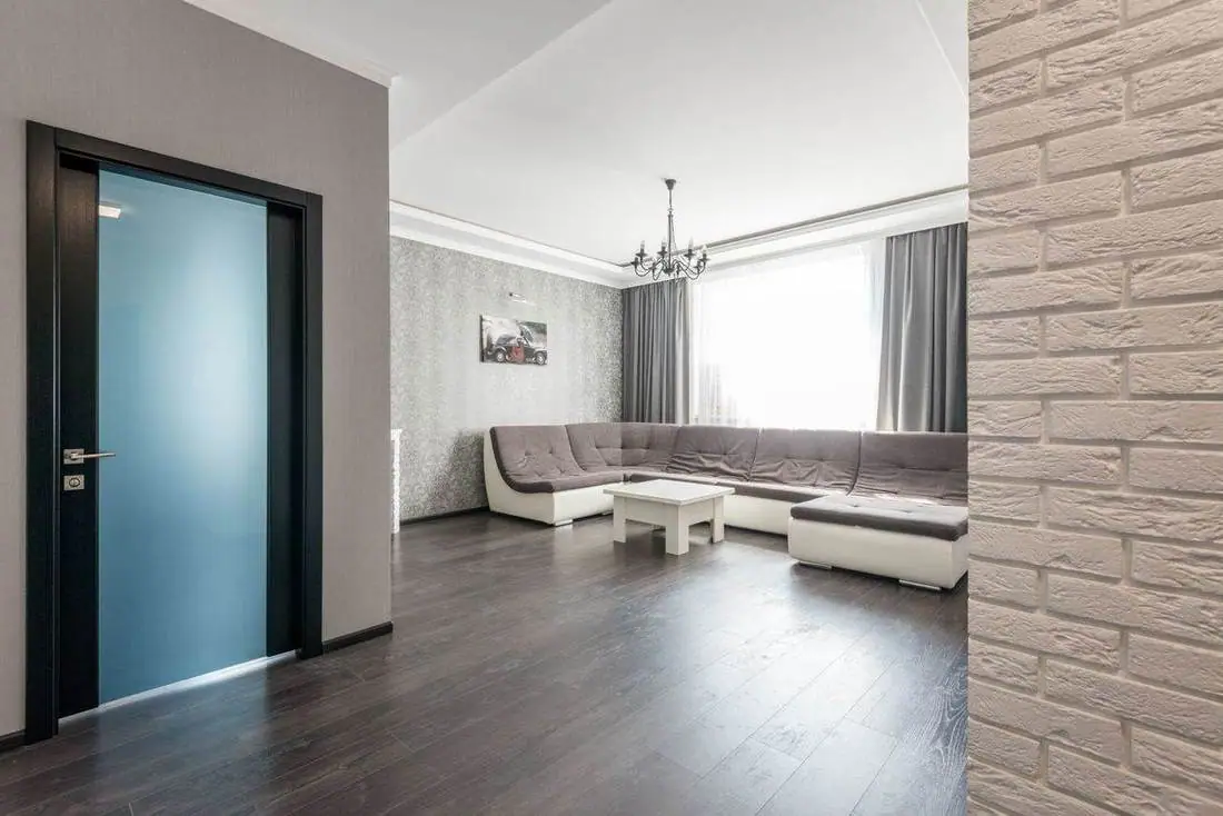 Koyu laminat ve kanepe