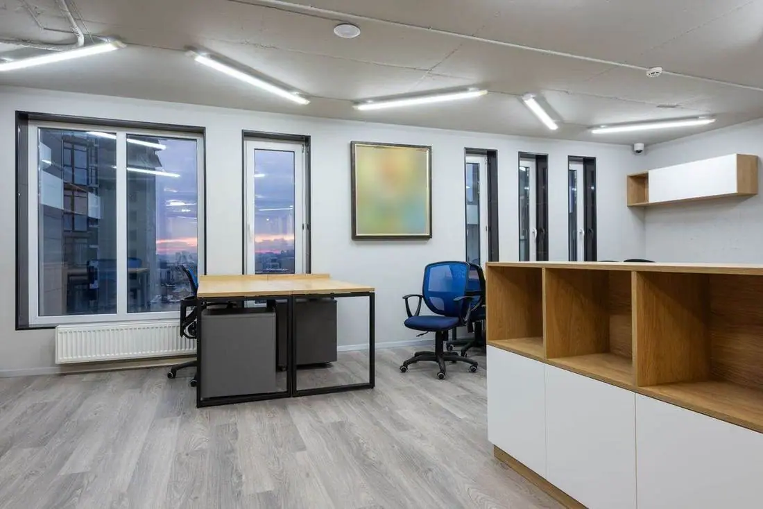 Ahşap masalı ofis
