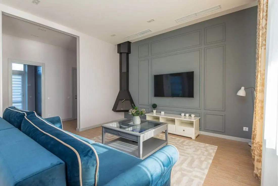Gri ve mavi tonlarda salon