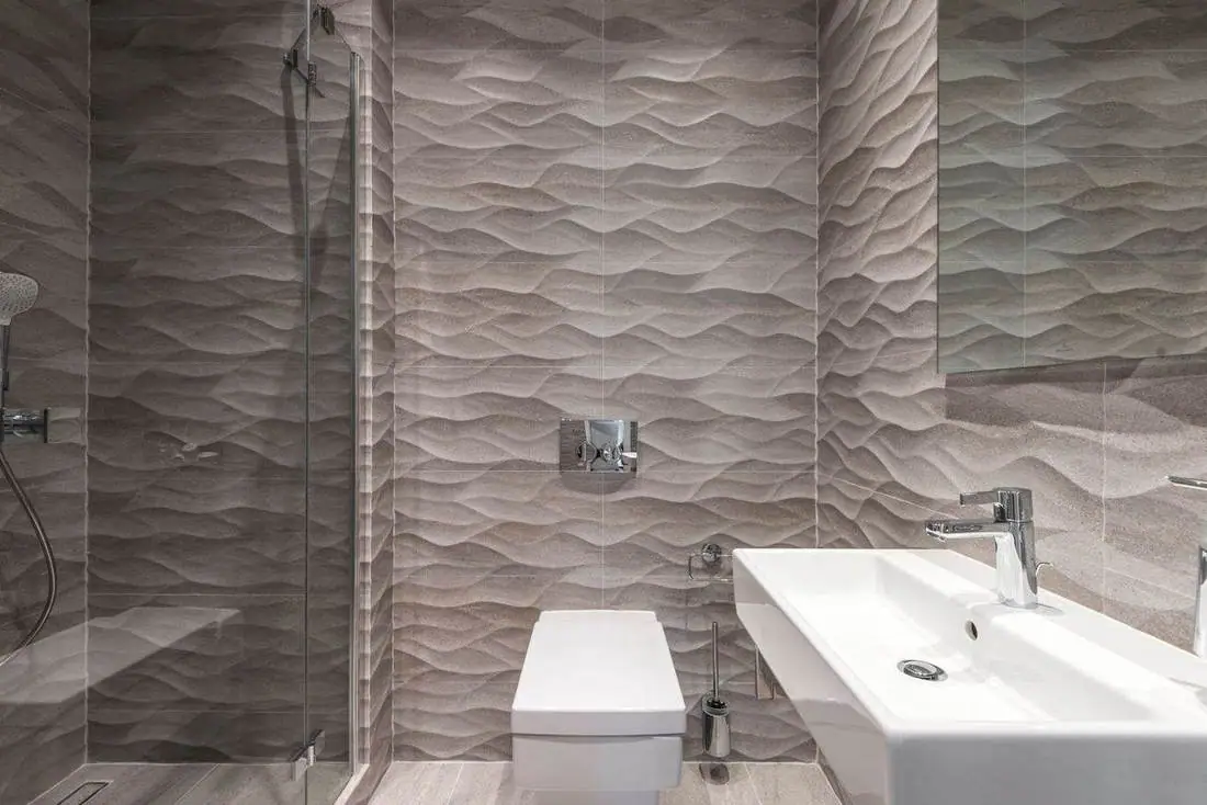 Dokulu fayanslı banyo